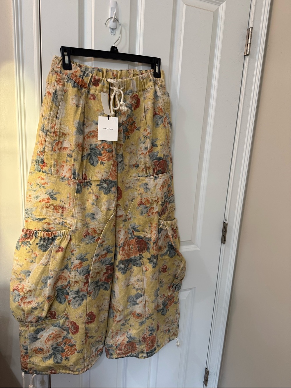 NWT Davi & Dani Yellow Floral Drawstring Pants size Small - Picture 2 of 7